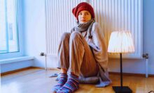 Donna vicino al termosifone